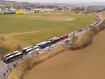 Aus Wolkenstein kommend fuhren die Demonstranten bis zur Heinzebank vor. Der Konvoi bestand aus über 100 Fahrzeugen.