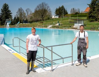 Ein neuer Filter sorgt für klares Wasser: Schwimmmeister Rick Seifert (rechts) und Azubi Anton Lunze sind noch mit letzten Vorbereitungen vor der Wiedereröffnung des Hainichener Freibades beschäftigt. 