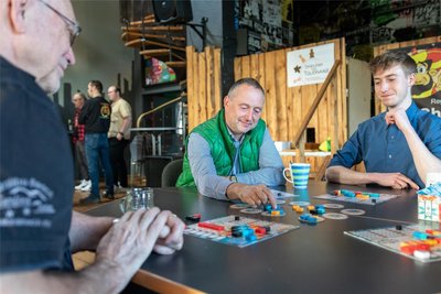 Wolfgang Richter, CDU-Stadtrat Enrico Fitzner und Riccardo Nickel vom Jugendbeirat (v. l.) spielen das Legespiel "Azul".