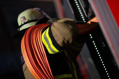 Die Feuerwehr setzte Spezialtechnik ein, um den Rauch abzuführen. (Symbolbild)