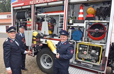 In Neukirchen ist ein neues Rettungsfahrzeug in Dienst genommen worden. Zum Aktionstag gaben Wehrleiter Gunter Berge, Mirko Sittner und Thomas Schmidt (v. l.) Einblicke in die Ausrüstung.