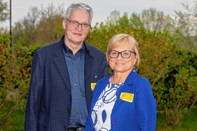 Erhielten ein Dankeschön vom OB: die langjährigen Rathaus-Mitarbeiter Silvia Weck und Lutz Schäfer.