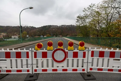 Die 270 m lange Elbbrücke in Bad Schandau ist seit 6. November gesperrt. Nun soll das Bauwerk intensiv geprüft werden