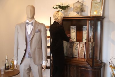 In einer alten Vitrine aus Augustusburg präsentiert Susi Nötzel breite Krawatten.