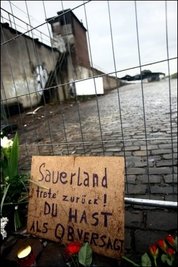 Nach der Massenpanik mit 20 Toten bei der Loveparade in Duisburg wächst der Druck auf Veranstalter und Stadtverwaltung. Die Polizei hatte laut "SZ" vor der Katastrophe massive Sicherheitsbedenken geäußert, war aber auf Widerstand gestoßen.