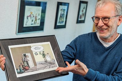 Jörg Halsema aus Mylau hat unter anderem die preisgekrönte Karikatur "Rollstuhlrennen" für die Ausstellung in der Begegnungsstätte am Nordhorner Platz beigesteuert. 