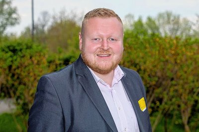 Marcel Kaiser, Chef der Freizeitanlage im Syratal, freute sich über eine Spende des Rathauses.