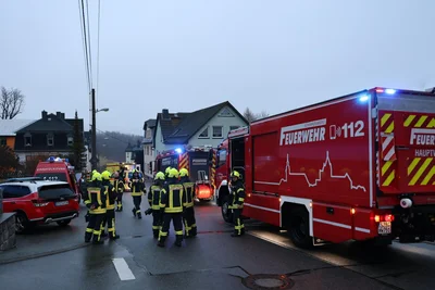 Einsatzkräfte von drei freiwilligen Feuerwehren sowie Polizei und Rettungsdienst sind am Sonnabend in Schwarzenberg im Einsatz gewesen. Noch ist nicht vollständig geklärt, was eigentlich passiert ist.