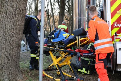 Für einen Bewohner kommt jede Hilfe zu spät, er stirbt bei dem Brand, den er vermutlich ausgelöst hat. Die Polizei geht von einem Unfall aus.