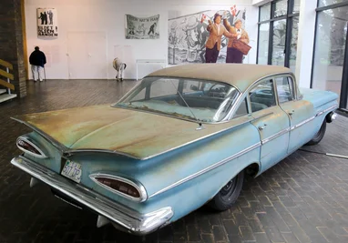 Ein Chevrolet, wie ihn die Olsenbande in den Filmen benutzte, in einer Ausstellung in der Kunsthalle Rostock 2015.
