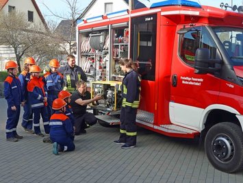 Ortswehrleiter Silvere Opitz aus Niederalbertsdorf zeigt den Mädchen und Jungen der Jugendfeuerwehr das neue Fahrzeug. 