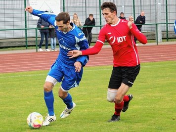 Hier setzt sich der Flöhaer Dominik Ney (l.) gegen Luca Lautz vom VfB Annaberg durch. Am Ende trennten sich beide Teams remis. 