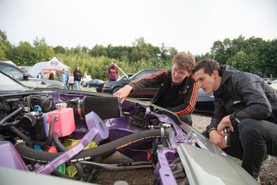 Tim Mildner aus Wernitzgrün und Ben Seifert aus Wohlhausen (rechts) schauten sich die Fahrzeuge ganz genau an.