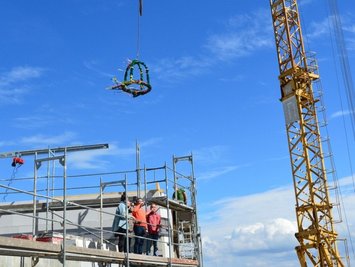 Für insgesamt mehr als 5,3 Millionen Euro wird gegenwärtig die Ferienanlage Elldus Resort in Oberwiesenthal umgestaltet und modernisiert. Am Wochenende wurde erneut Richtfest gefeiert: am neuen Familienrestaurant. 