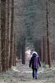 Die 56-jährige Ines W. wurde in der Kindheit sexuell missbraucht. Heute kämpft sie verzweifelt darum, dass ihre diagnostizierten posttraumatischen Störungen und Depressionen als Folgen des Missbrauchs anerkannt werden. 