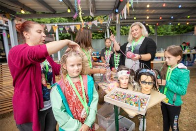 In der Kinderstadt war am Dienstag emsiges Treiben. An einer Stelle wurden Haarbänder gestaltet, um diese dann als Kopfschmuck einzuflechten.