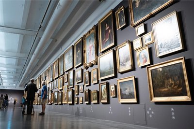 An dieser Wand im Albertinum nach historischer Eng-an-eng-Hängung sind Gemälde von Friedrichs Zeitgenossen zu sehen.