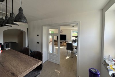 Blick zwei aus der Küche zum Wohnzimmer.