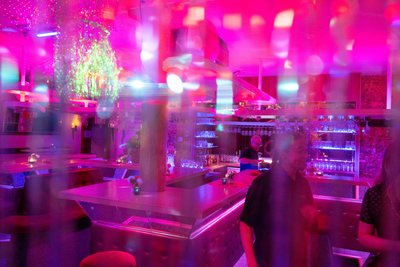 Hinterm Glitzervorhang: Die Bar im Swingerclub Avantgarde.
