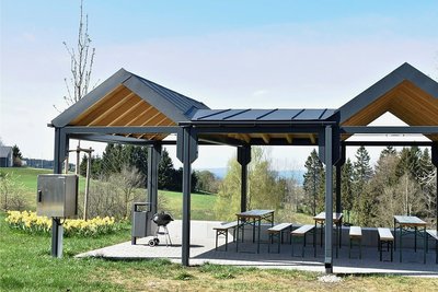 Ein überdachter Grillplatz wartet auf Nutzer ...