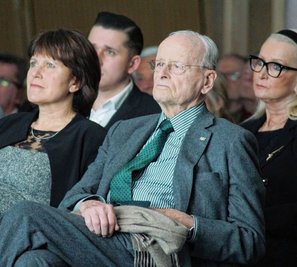 Der frühere VW-Chef Carl Hahn, hier mir der ehemaligen Oberbürgermeisterin Pia Findeiß, wurde 1998 die Ehrenbürgerschaft verleihen. 