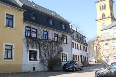 In dem Augustusburger Altstadthaus Markt 16 (graues Haus) befindet sich seit Kurzem ein Geschäft für festliche Herrenbekleidung.