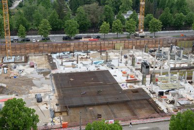 Baukräne stehen auf der Baustelle des künftigen Herzzentrums Dresden zur Grundsteinlegung. Zur Krankenhausförderung will Sachsen auch das Sondervermögen des Bundes einsetzen.