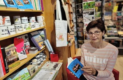 Die Auerbacher Buchhändlerin Cornelia Horn bietet in ihrem Geschäft am Neumarkt jede Menge regionale Lektüre an. Besonders in Richtung Weihnachten sei diese sehr gefragt. 