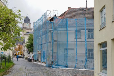 Im Oktober (Foto) wurde das Haus an der Kirchstraße eingerüstet. Inzwischen hat es Dacharbeiten gegeben. Auch Teile der Fassade erhielten kürzlich einen neuen Anstrich.