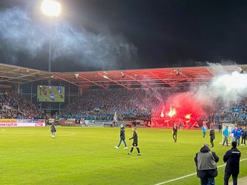 Immer wieder wurden im CFC-Fanblock Feuerwerkskörper gezündet.