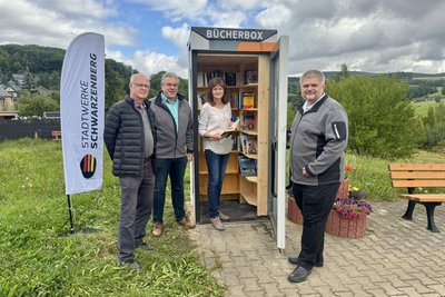 Erst vor wenigen Tagen haben die Stadtwerke zwei weitere Bücherboxen aufgestellt. Wie hier im Bild in Neuwelt und im Stadtteil Heide.