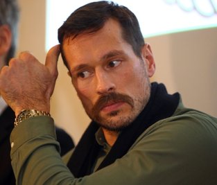John Tripp ist zurück im Kunsteisstadion im Sahnpark. Der Ex-Nationalspieler wurde als neuer Trainer der Eispiraten Crimmitschau vorgestellt.