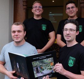 Christian Rusch, Maximilian Hilbert, Marko Sehm und Michel Hilbert (von links) haben die Besucher bei einem Vortrag in die Tiefe der Grube "Wille Gottes" entführt. Die Fotodokumentation (im Bild) gibt es derzeit nur in Kleinstauflage für die Vereinsmitglieder. 