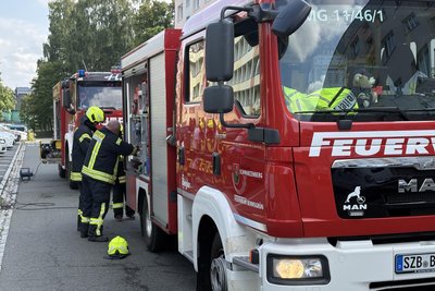 Die Feuerwehren mussten die Wohnung und das Treppenhaus belüften.