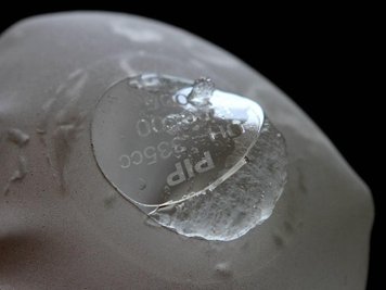 Ein geöffnetes Brust-Implantat des französischen Unternehmens PIP.