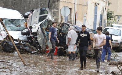 In Sant Llorenc des Cardassar stapeln sich Autowracks in einer Straße.