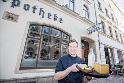 Ab Montag hält Küchenchef Tim Petzold das Zepter in der Kostbar-Küche in der Hand. Neben frischen Bowls wird es auch ein Mittagsangebot in der Herrenstraße geben.