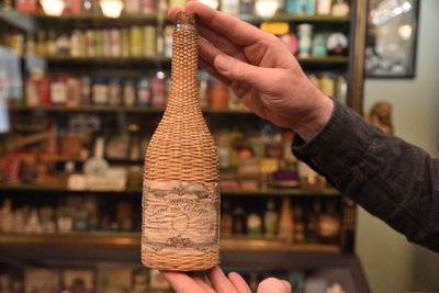 Eine über 100 Jahre alte Flasche Kölnisch Wasser, die im Drogeriemuseum in Oelsnitz ausgestellt ist. Der Inhalt hat von seiner Frische bis heute nichts verloren.