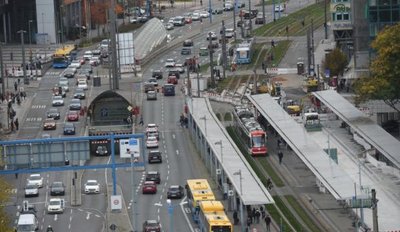 Blick auf die Bahnhofstraße an der Chemnitzer Zentralhaltestelle im Oktober 2017.