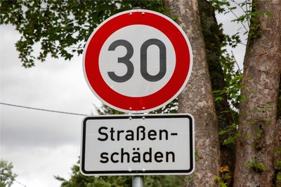 Eine Anwohner-Initiative in Hennersdorf fordert Tempo 30 für die Zschopauer Straße. Das Landratsamt lehnt das bislang ab und sieht keine erhöhte Gefahrenlage.