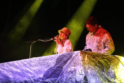 Inez Schaefer und Demian Kappenstein vom Duo Ätna. Es kommt am 18. Februar nach Chemnitz.