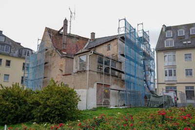 Ist das marode Gebäude an der Kirchstraße 3 sanierungsfähig? Diese Frage soll das Verwaltungsgericht Chemnitz klären.