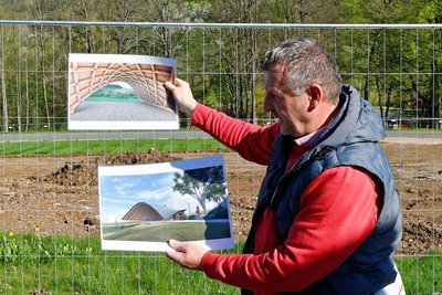 Jens Müller mit den Entwurf für den riesigen Holzbogen, der neu auf der Liste der Projekte ist.