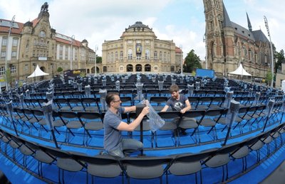 Auf dem Theaterplatz warten 1200 Plätze auf Besucher der Filmnächte. Um 21.30 Uhr geht es am Freitag mit "Ziemlich beste Freunde" los. Markus Richter (links) und Michael Claus legten am Donnerstag letzte Handgriffe an der Bestuhlung und beim Verpacken der 250 Speziallautsprecher an.