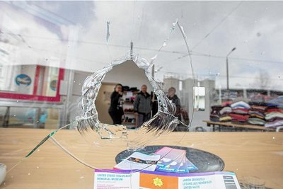 Unbekannte haben das Schaufenster des Bring-und-nimm-Ladens an der Plauener Beethovenstraße mutwillig zerstört. 