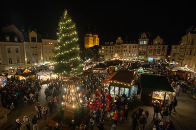 Bald öffnet der Plauener Weihnachtsmarkt. Damit rückt das marode Haus an der Kirchstraße 3 (oben, vor den Türmen der Johanniskirche) wieder ins Blickfeld der Besucher.