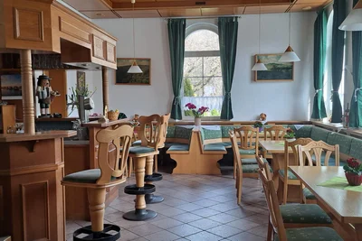 Die gemütliche Gaststube im Gasthaus Höllmühle in Schellenberg.