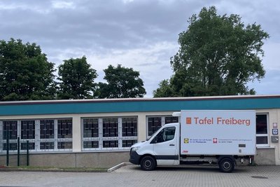 Die Freiberger Tafel befindet sich an der Friedeburger Straße 19. Mit dem Tafel-Auto wurden Waren nach Flöha und Eppendorf gebracht.