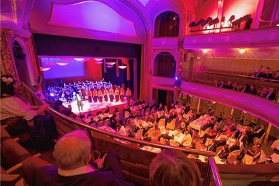 Das Galaprogramm überzeugte in diesem Jahr mit gewaltigen Stimmen, zauberhaftem Tanz und der instrumentalen Brillanz der Clara-Schumann-Philharmoniker. Auch Wonjong Lee hatte einen Auftritt.