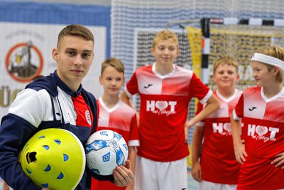 Futsalspieler und "Dolmetscher" Bogdan Mukhin engagierte sich in dieser Woche auch als Trainer beim Feriencamp von HOT 05. 